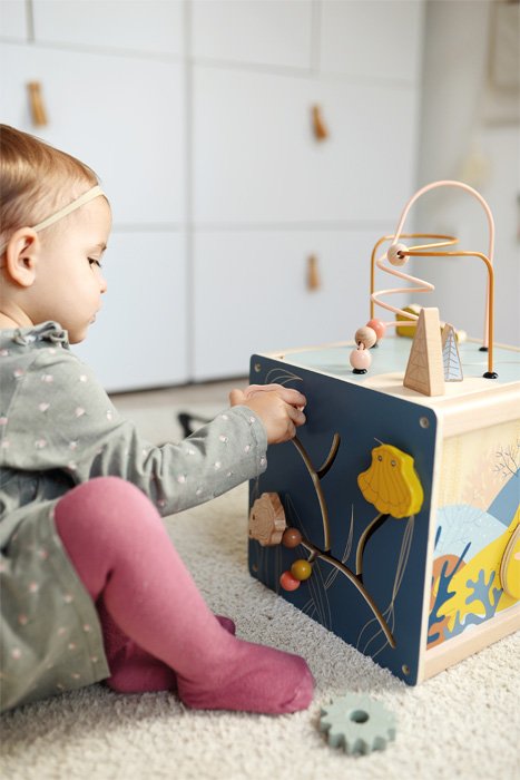 12393_12-motorikwuerfel-seaside-small-foot-kinderbild-3.jpg Motor Activity Cube "Seaside"